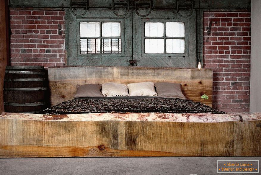 Krevet neobrađenog drva