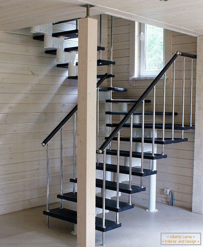 Optimalna verzija elegantnog modularnog stubišta za kuću građenu od svijetlog drveta.
