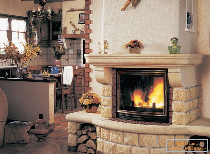 Ugodan, lagani kamin s modernim vatrostalnim i staklom otpornih na toplinu. Police na kaminu za suvenirnice i obiteljske fotografije.
