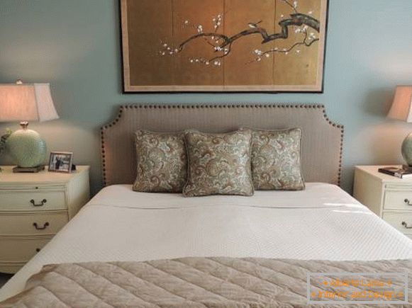 Lijepa spavaća soba s japanskom slikom u unutrašnjosti