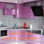 Dizajn sivo-purpurne kuhinje