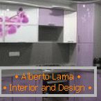 Dizajn male sive purpure kuhinje