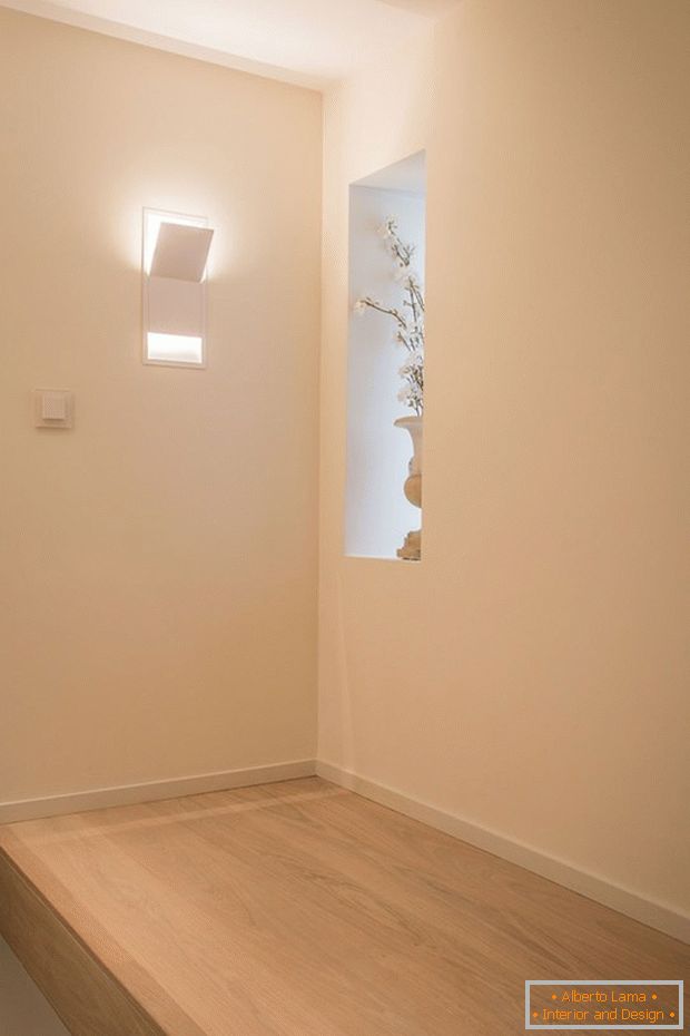 Izvorna zidna svjetiljka u unutrašnjosti male prostorije