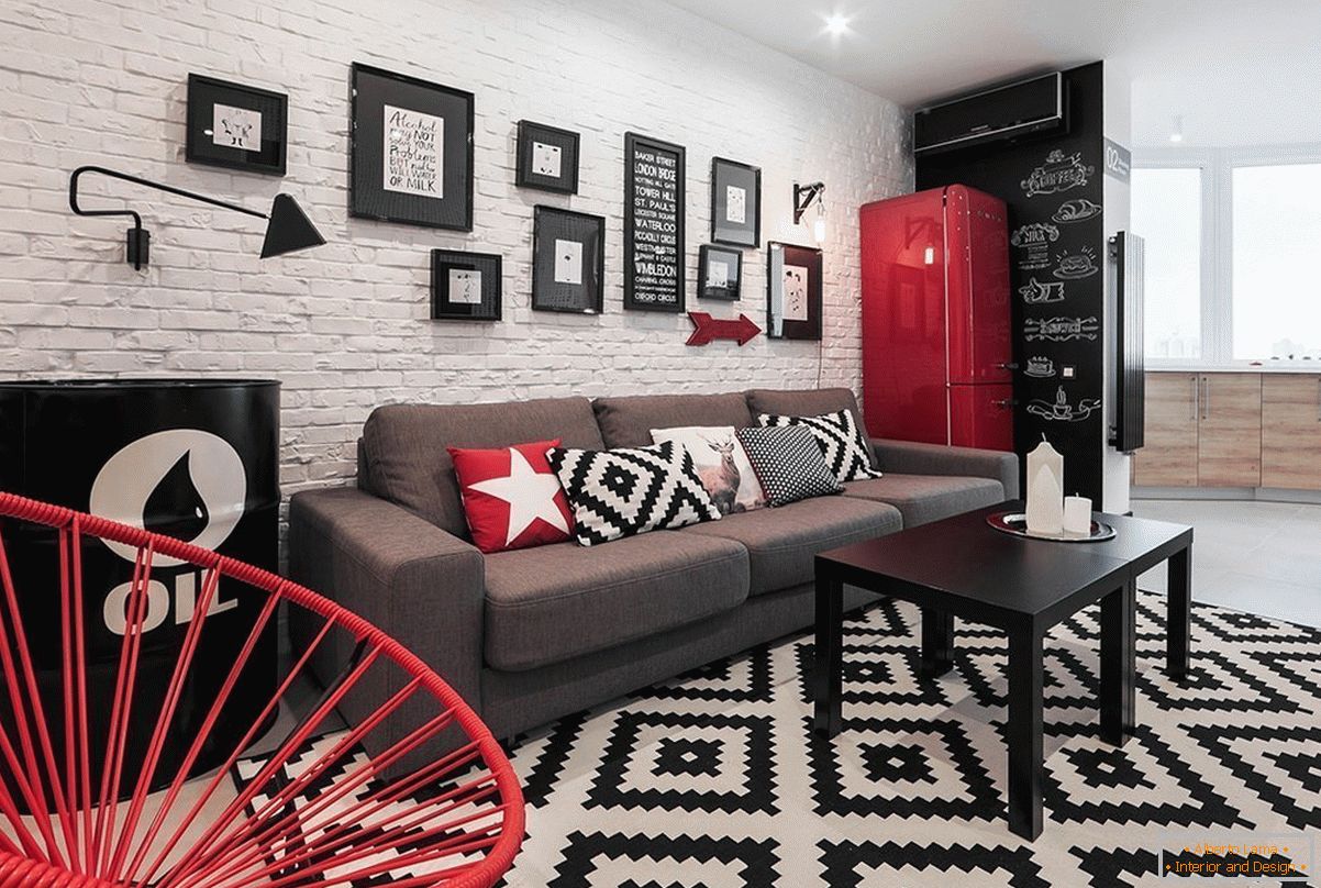 Crveni elementi dekor u crnom i bijelom studio apartmanu