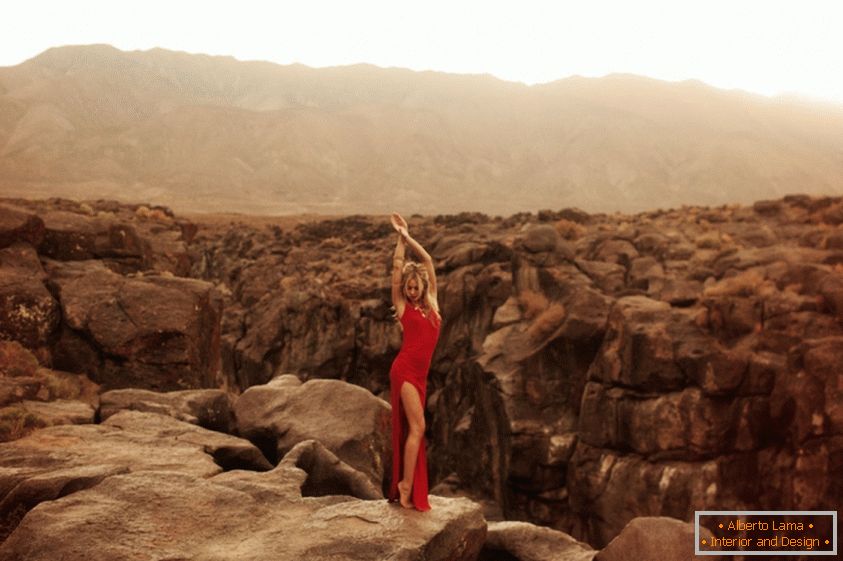 Hannah Kirkelie u seksualnom foto shootu u pustinji