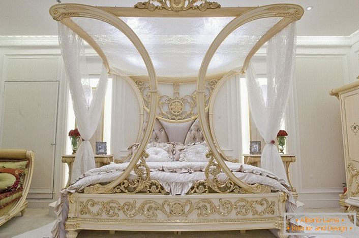 Luksuzni baldahin u spavaćoj sobi u baroknom stilu. Izvrsni projekt dizajna za obiteljsku spavaću sobu.