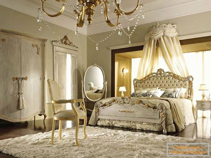 Baldakhin iznad kreveta je uklonjen iza naslona za glavu. Mekane bež boje uspješno se uklapaju sa zlatnim elementima dekora.