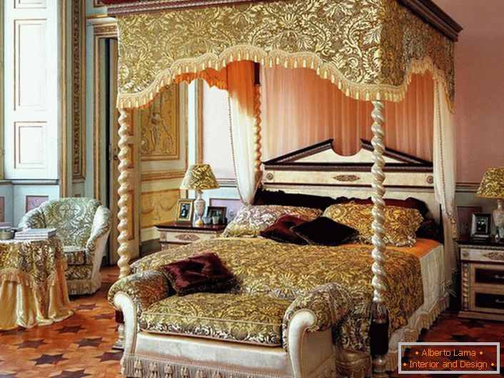 Elegantna prostrana spavaća soba s nadstrešnicom iznad kreveta.
