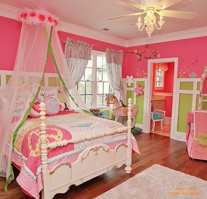 Svijetla, nevjerojatna spavaća soba za bebu.