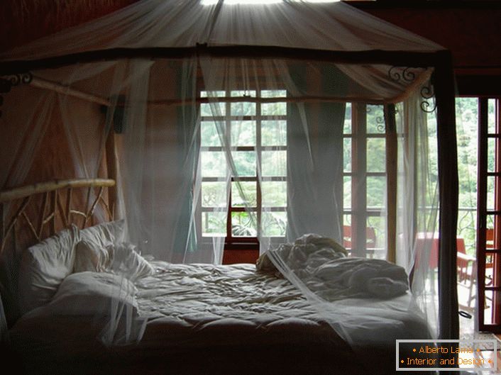 Prozirni, tanki baldahin u spavaćoj sobi jedne seoske kuće na jugu Italije.