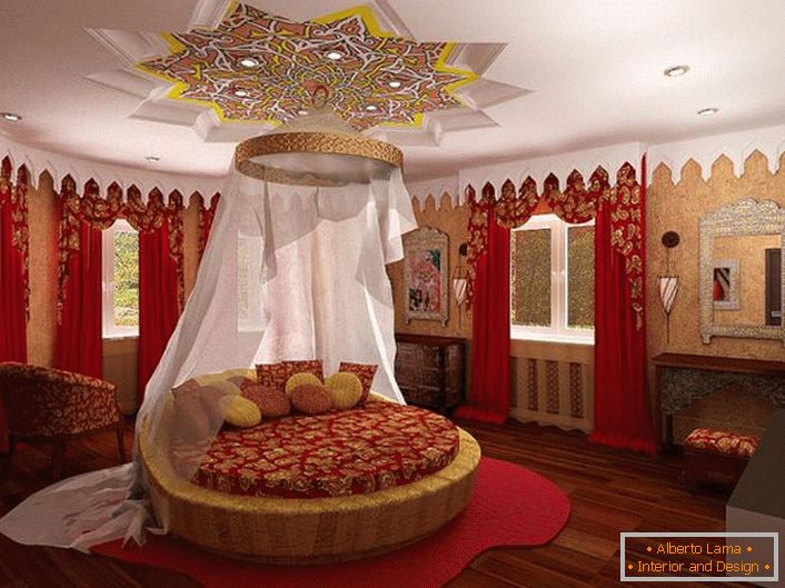 U sredini skladbe je okrugli krevet ispod krovišta. Pozornost privlači strop, koji je zanimljivo ukrašen preko kreveta.