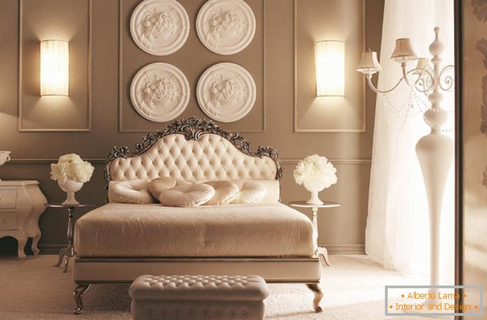 Na vrhu kreveta zid je ukrašen sastavom dizajnerske štukature. Izvrsna spavaća soba u stilu Art Deco.