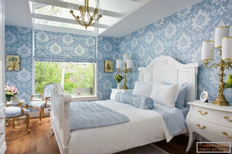 Svjetla spavaća soba s zavjesama i plavim zidovima