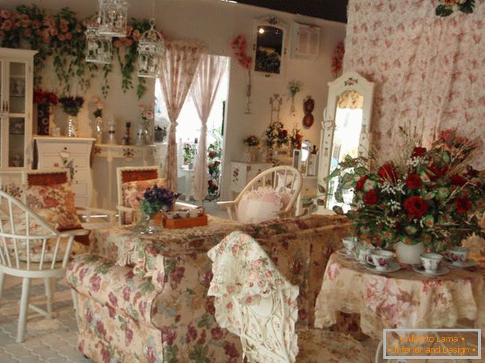Cvijeće u vazi, na zidu, pa čak i na presvlaku sofe. Dvorana u stilu Provence u maloj kući na jugu Francuske.