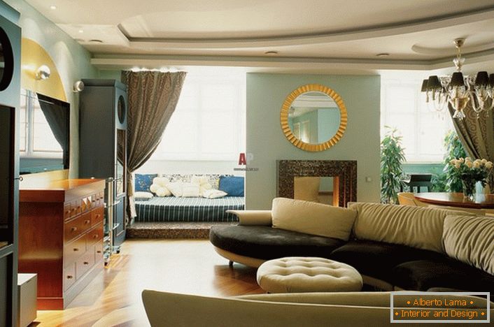 Dekor u dnevnoj sobi u stilu talijanske zemlje zanimljiv je podni parket. Prirodni premaz harmonično kombinira svijetle i tamne elemente.
