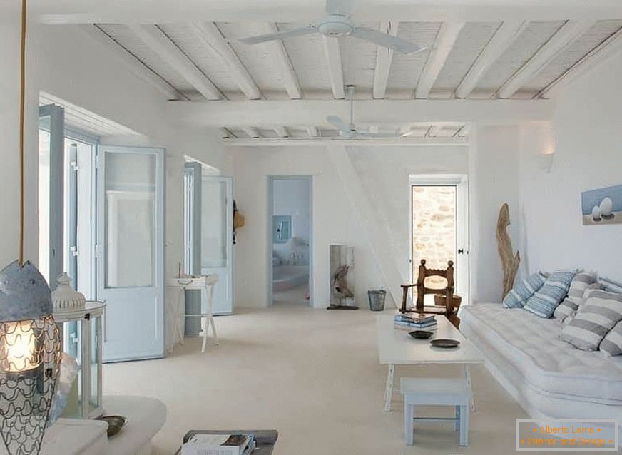 Dnevni boravak u grčkom stilu s beamed ceiling