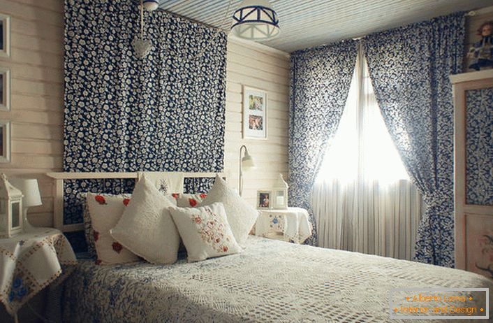 Lagana, ugodna soba u stilu zemlje u maloj kući na jugu Španjolske. Dizajnerska ideja je realizirana za spavaću sobu djevojke.