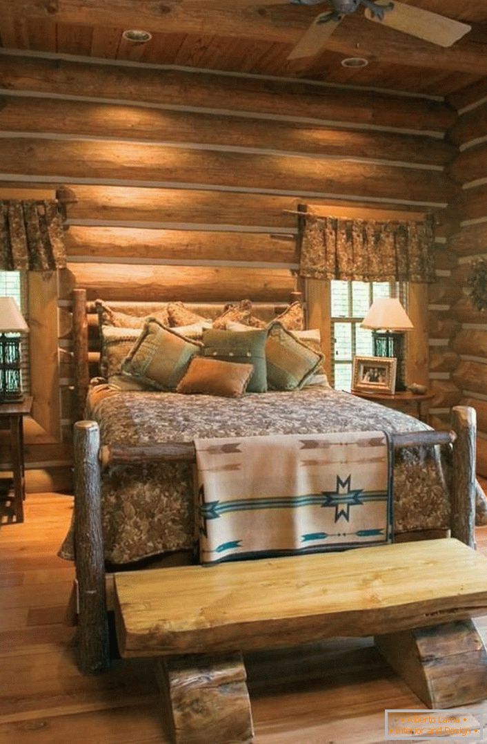 Klasičan primjer spavaće sobe u rustikalnom stilu. Zanimljivi krevet grube, netretirane kuće. 