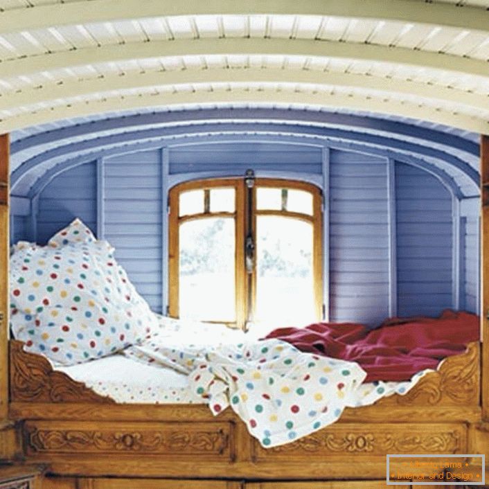 Minimalni detalji u spavaćoj sobi u rustikalnom stilu. Dizajner je odabrao neobičan položaj za krevet. Mali krevet odmah pored prozora savršen je krevet za sanjare.