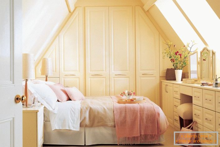 Spavaća soba u rustikalnom stilu ukrašena je meke ružičaste i bež boje.