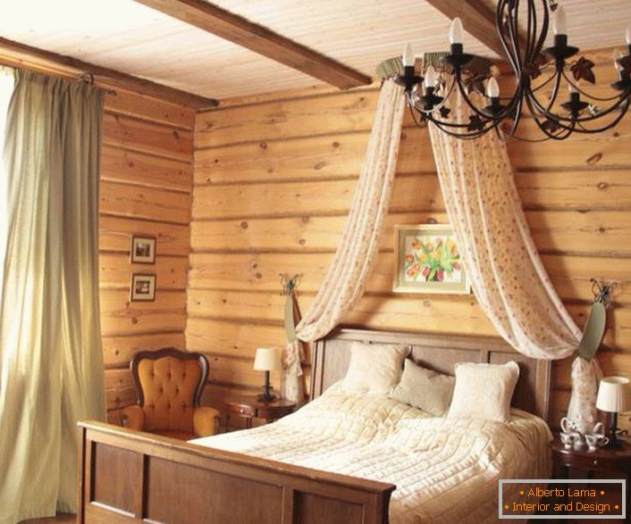Baldachin iznad kreveta u spavaćoj sobi u rustikalnom stilu.