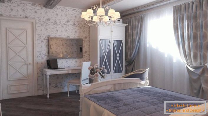 Obiteljska spavaća soba u rustikalnom stilu. Potamnjena svjetlost donosi romantiku i toplinu u sobu.