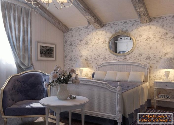 Namještaj spavaće sobe u rustikalnom stilu izabran je skladno. Poznato je luster i noćna svjetiljka s klasičnim nijansama.
