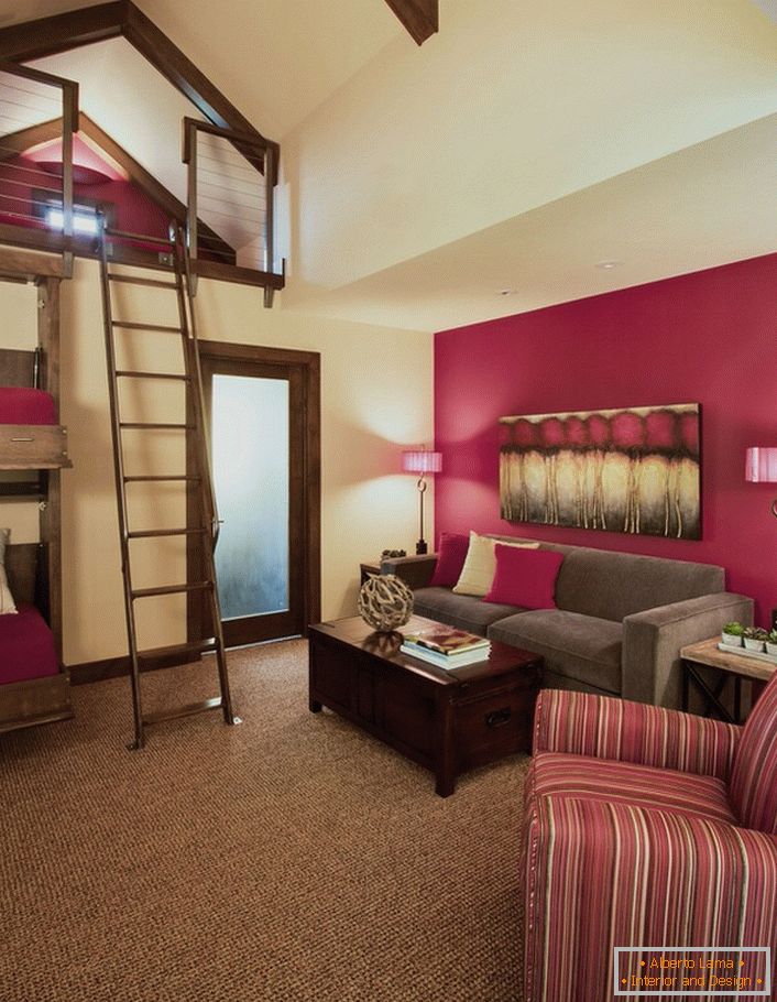 Zanimljiv dizajn spavaće sobe u rustikalnom stilu. Najznačajniji detalji interijera mogu se nazvati dvokatni drveni krevet i vez, koji se može doći drvenim stepenicama. Moderna soba čini tamno crvenu boju koja se ne može nazvati popularnom, ako se radi o seoskim zemljama.