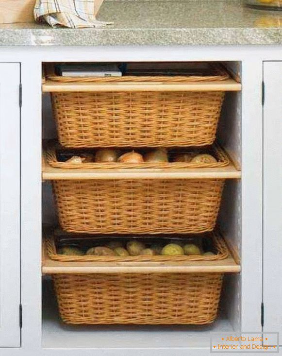 Skladištenje povrća i voća u kuhinji u košarama