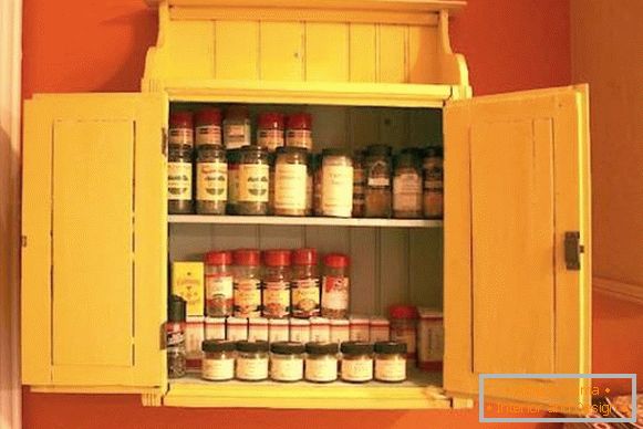 Spice ormarić na kuhinjskom zidu