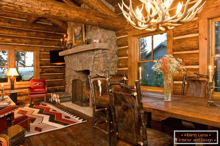 Moderan dizajn lovačkog doma u rustikalnom stilu stvara atmosferu udobnosti doma.