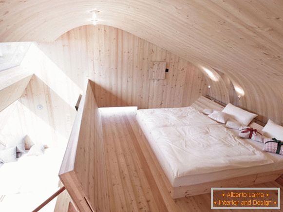 Interijer spavaće sobe male kućice Ufogel u Austriji