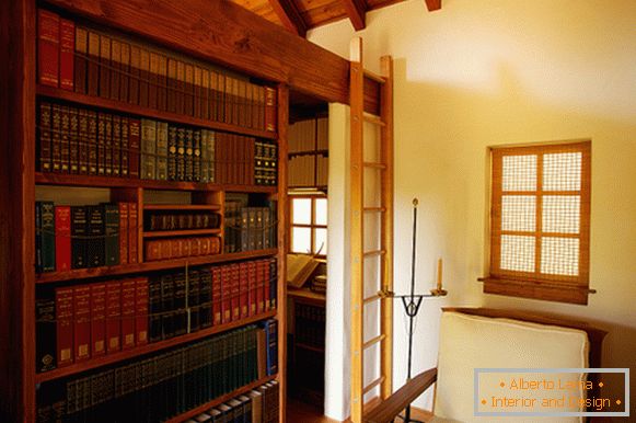 Knjižnica u maloj kućici Innermost House u sjevernoj Kaliforniji