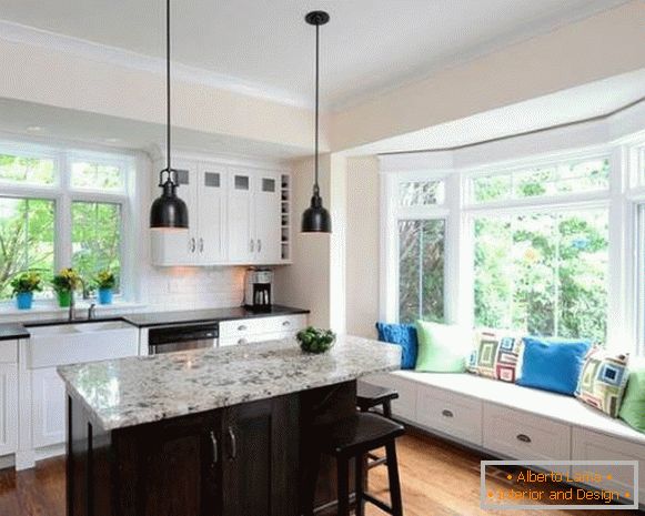 Moderna kuhinja s prozorom zaljeva u privatnoj kući - moderna fotografija dizajna