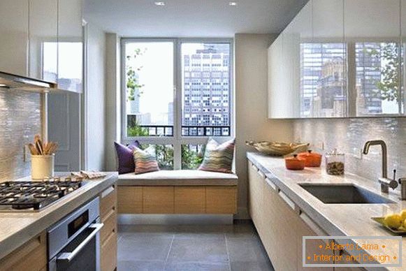 Moderna kuhinja interijera s prozorom zaljeva i kaučem za odmor u njemu