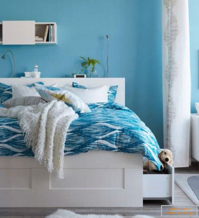 plavo-nebo-IKEA-dječje-posteljina-s-zakrivljena-uzorak-u-bijelom-drvene-platforma-nad-laminata-kat-i-bijelo-dlakave-tepih-i-male-jednostavna-ormar-1024x1120