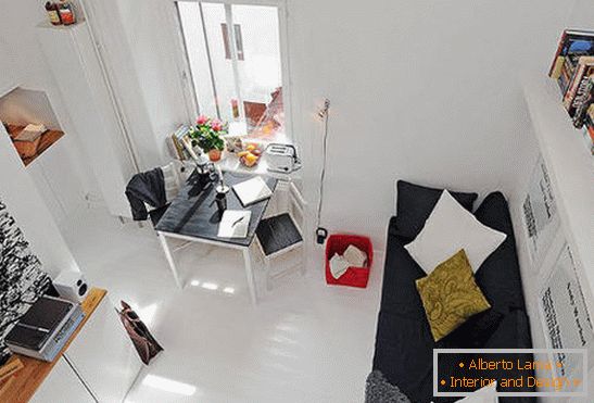 Inovativni raspored: mali studio apartman u crno-bijeloj boji