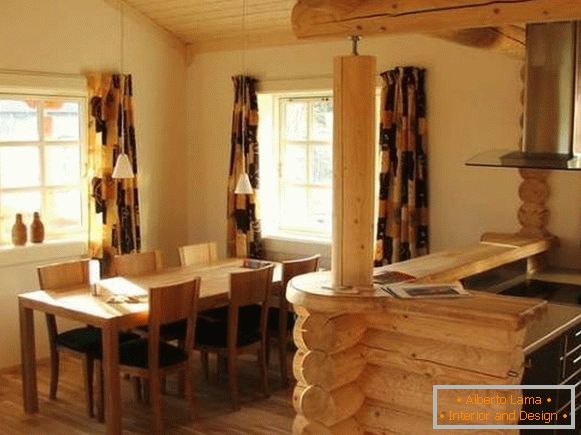 Kuhinja s balkonskim kolicima u drvenoj privatnoj kući