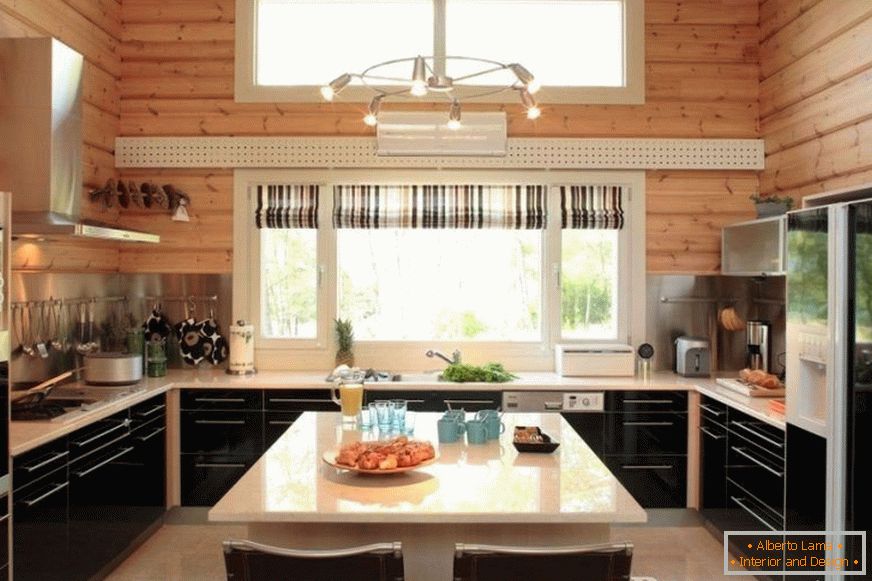 U-oblikovana kuhinja u kući izrađenom od drveta