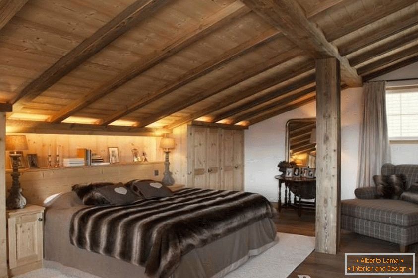 Spavaća soba s mansardom drvenim stropom