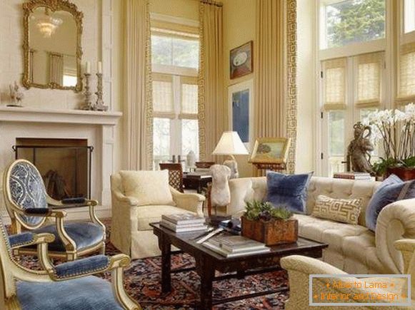 Luksuzni interijer dnevne sobe u privatnoj kući u stilu klasične glazbe