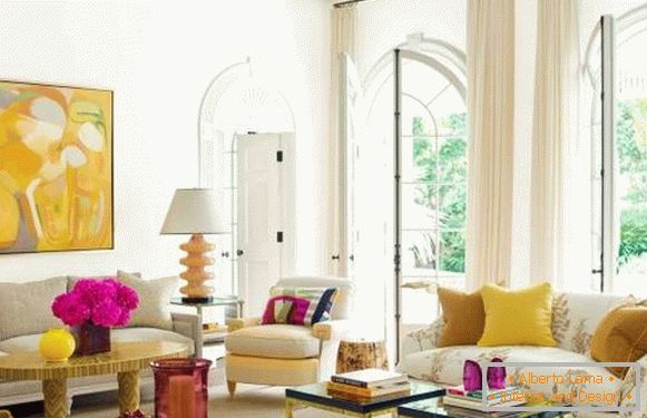 Žuta ružičasta unutrašnjost dnevne sobe - fotografija u modernom stilu