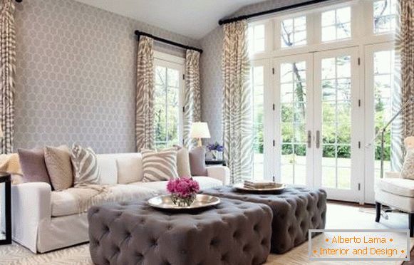 Elegantno moderno uređena dnevna soba u sivim tonovima