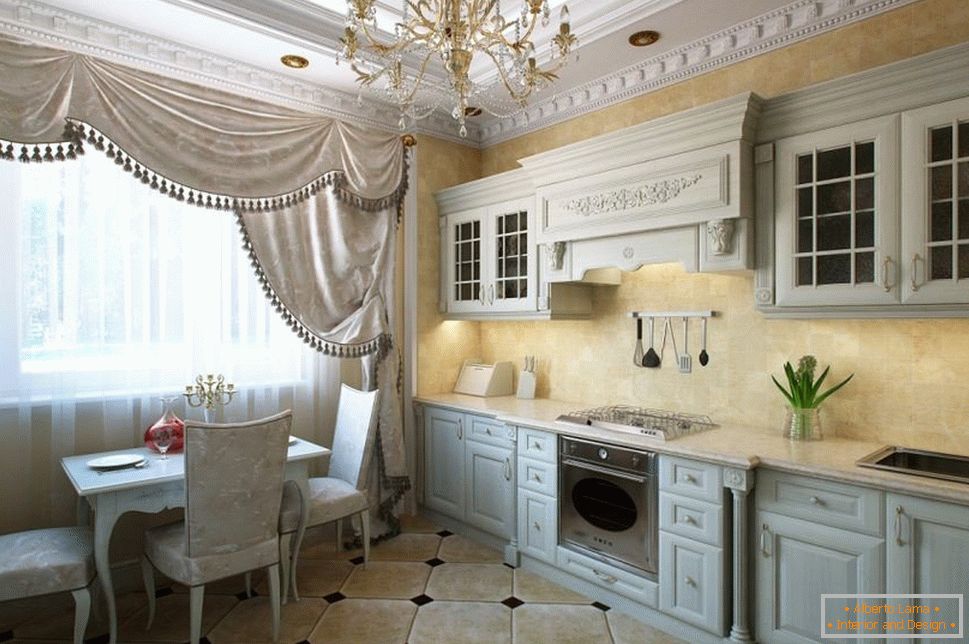 Kuhinja u klasičnom stilu s baguettes na stropu