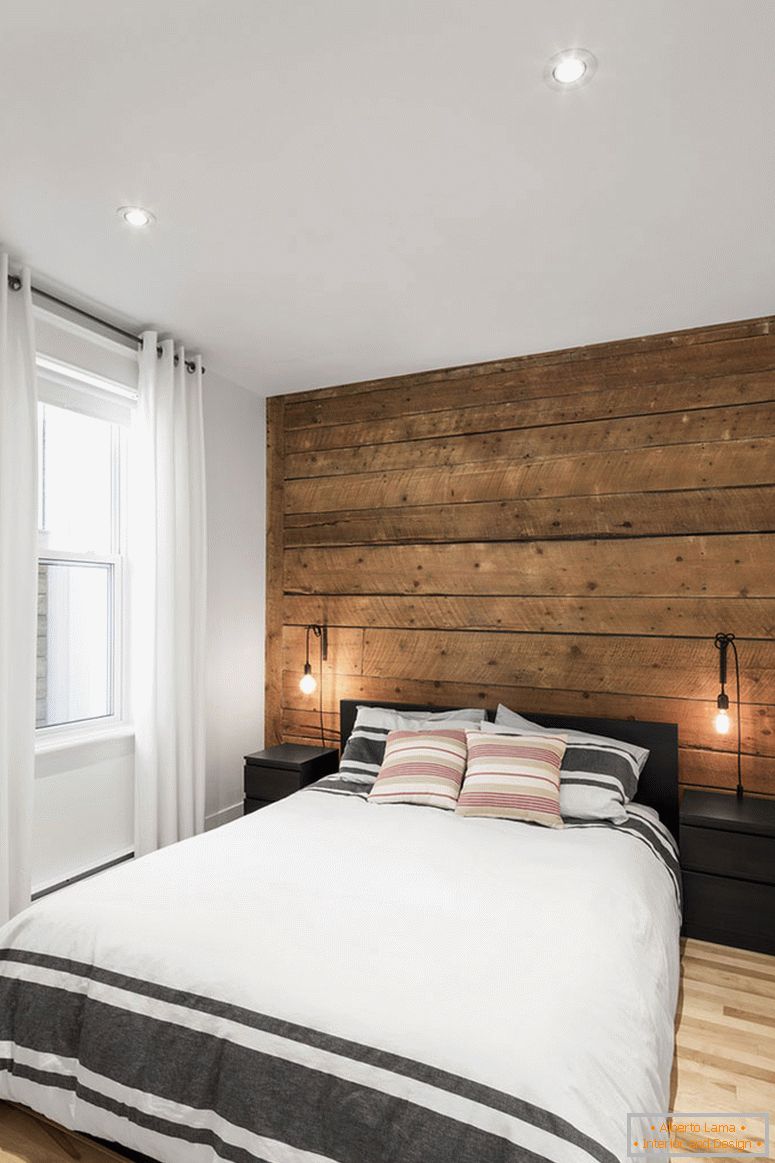 Drveni naglasak zid u unutrašnjosti male spavaće sobe