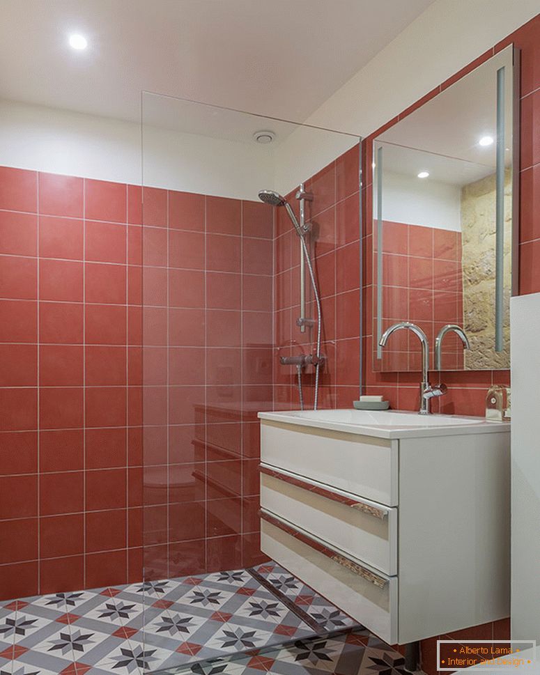 Crvene pločice u unutrašnjosti male kupaonice