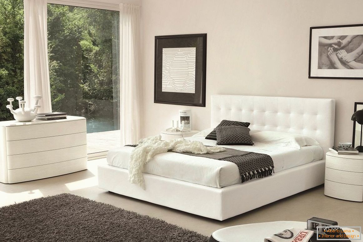 Bijeli krevet, ladica za komode i noćni stol u spavaćoj sobi