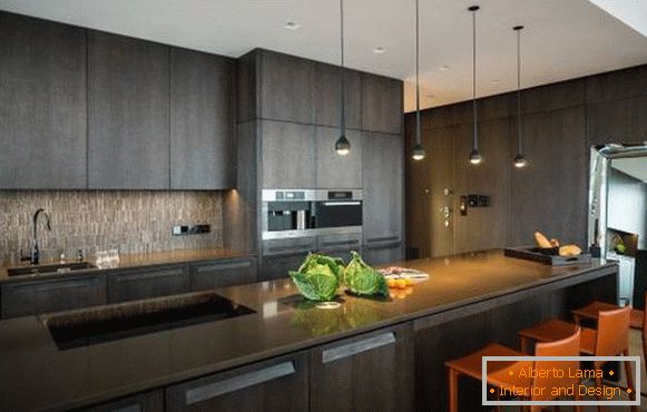Tamno siva kuhinja u visokotehnološkom stilu na fotografiji