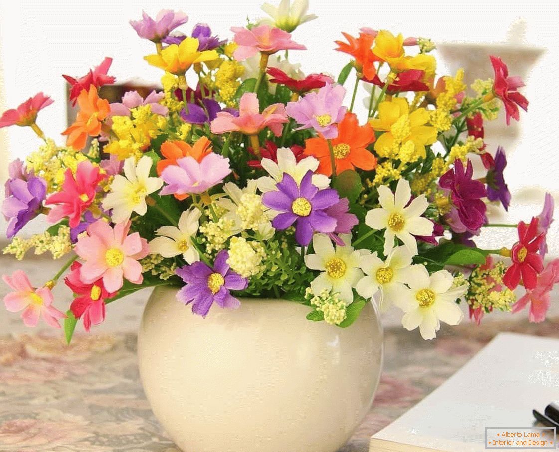Jednostavan dizajn vaze s umjetnim cvjetovima