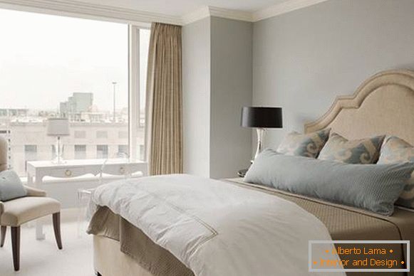 Kombinacija sive i bež boje u unutrašnjosti spavaće sobe